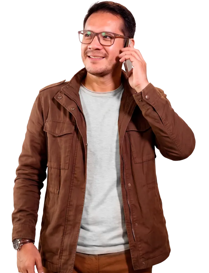 Hombre hablando por celular