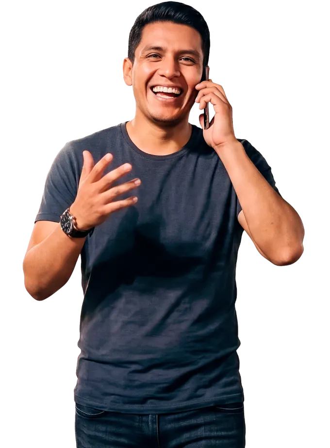 Hombre sonriendo al teléfono