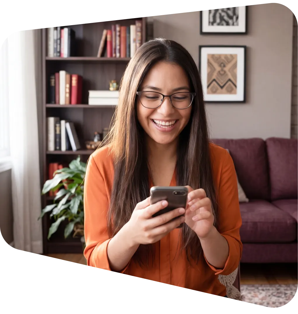 Mujer sonriendo con su celular