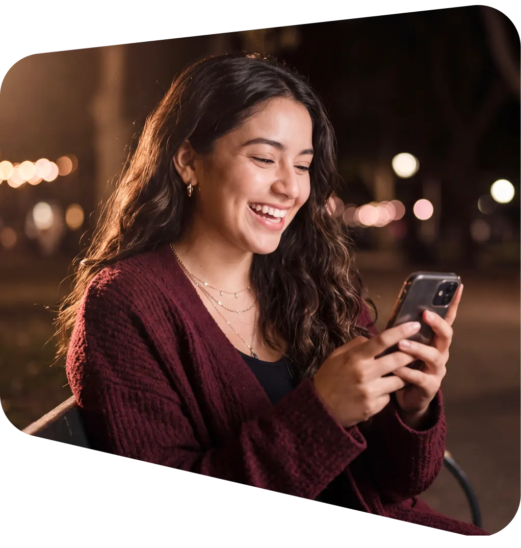 Persona disfrutando contenido en su smartphone