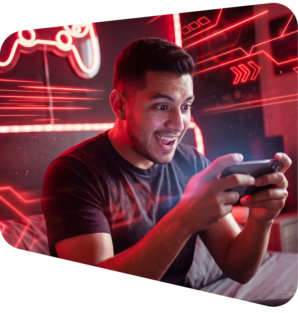 Persona jugando en su celular