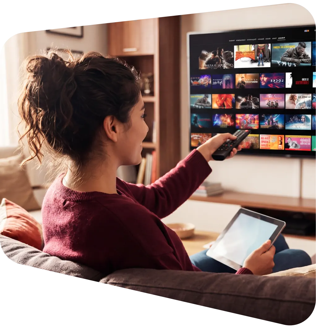 Mujer viendo series en su Smart TV