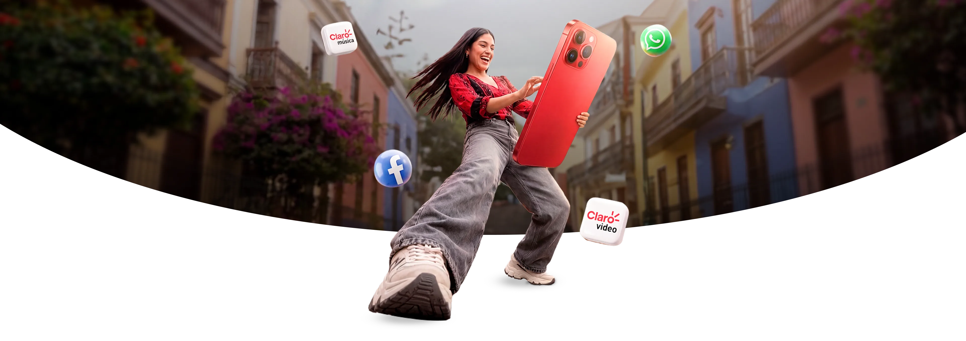 Joven feliz con un celular Claro