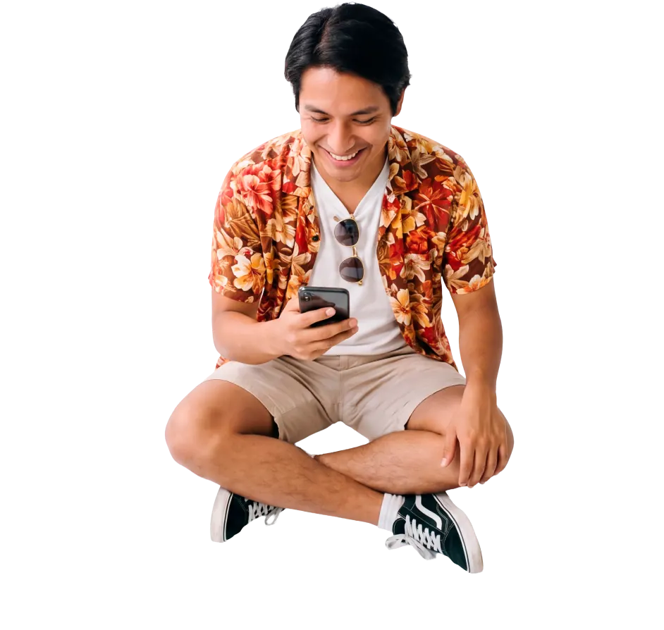 Persona usando su celular