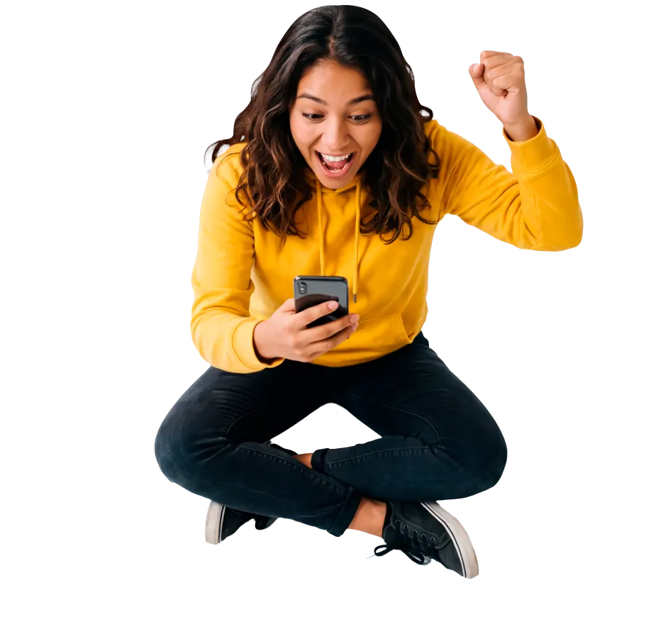 Mujer celebrando con su celular