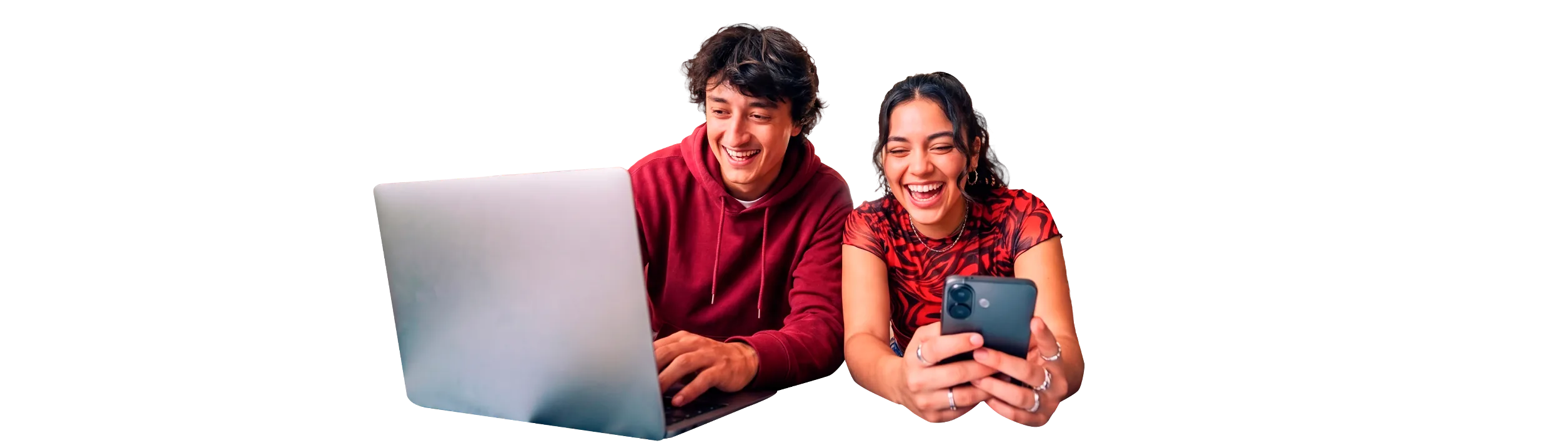 Dos personas sonriendo con una laptop y un celular